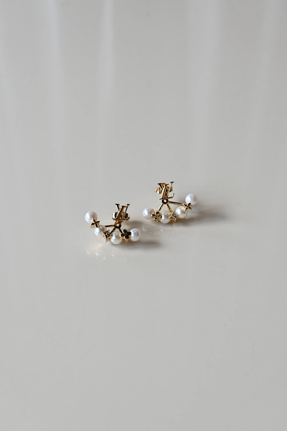 Louis Vuitton Minigram Pearls stud earrings