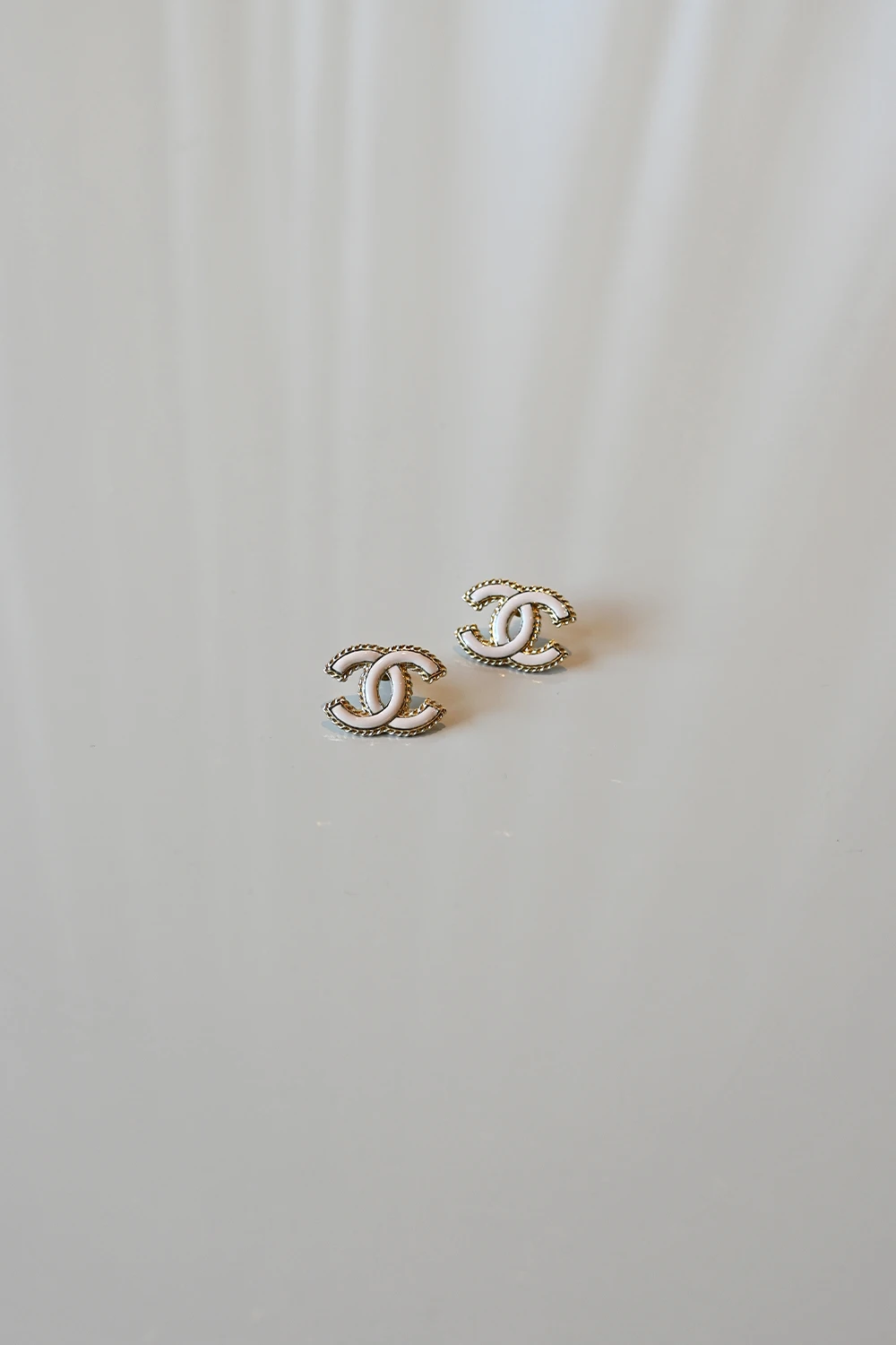 Chanel CC stud earrings | P24 P
